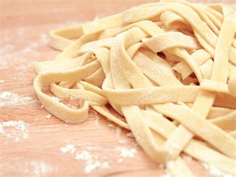 Disponete le sfoglie ad asciugare su un piano infarinato (fig. Tagliatelle all'uovo Bimby TM31 | TM5