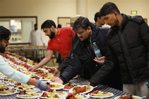 La mosquée d East London sert 500 repas diftar par jour pendant le
