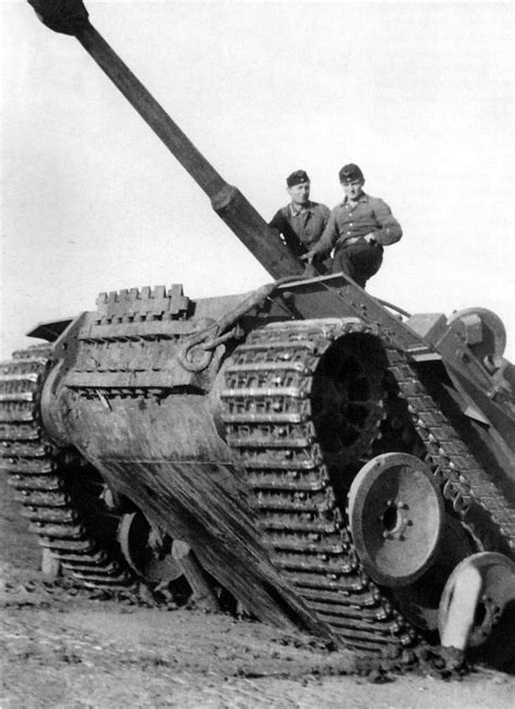 Экипаж немецкого танка Тигр демонстрирует возможности своей машины