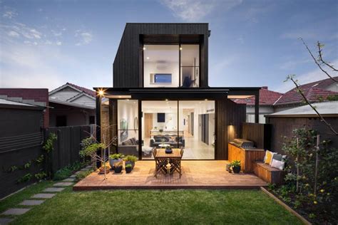 A arquitetura contemporânea é a mais presente nas fachadas de casas minimalistas modernas investindo em formas geométricas simples e com bastante linhas para levar esse toque mais clean para a arquitetura criando espaços vazios e outros preenchidos que formam uma harmonia perfeita. 🥇 + de 70 fotos de fachadas de casas minimalistas 2021