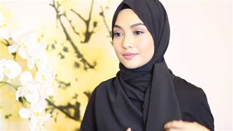 Model Hijab Untuk Ke Kantor Voal Motif