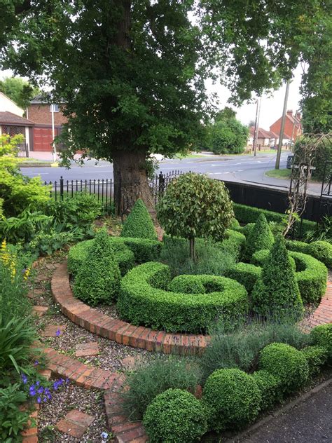 Knot garden design is like a great wine: Small knot garden - WENDY'S GRAND GARDENS