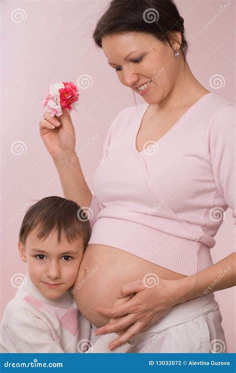 Madre Embarazada Que Abraza A Su Hijo Fotografía De Archivo Imagen