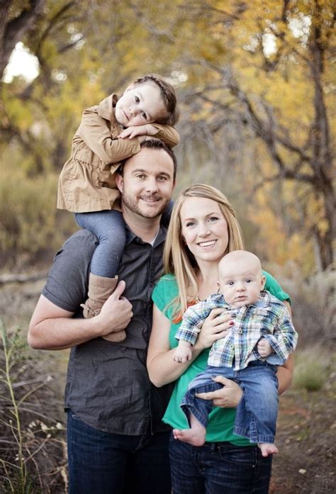 Taking a family portrait at home is easy and doesn't require a lot of expensive gear. 10 Attractive Outdoor Family Photo Shoot Ideas 2021