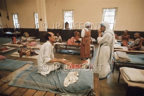 Mother Teresa Visits Patients At Kalighat Home For The Dying In Calcutta Jean Pierre Laffont