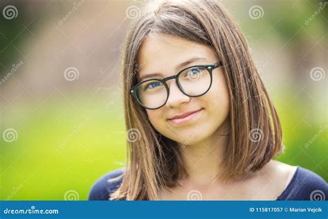 portrait d une belle adolescente smilling avec des verres image stock image du assez