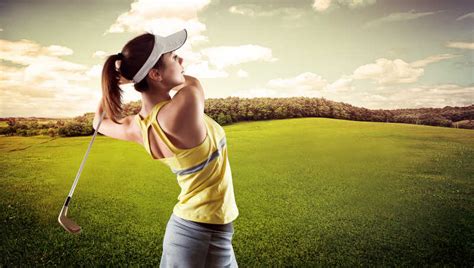 高尔夫球图片 在打高尔夫球的年轻女子素材 高清图片 摄影照片 寻图免费打包下载