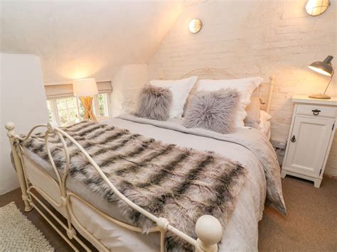 Book safely and easily today and save up to 40%. Clahar Cottage, Mullion, Cornwall inc Scilly - Holiday ...