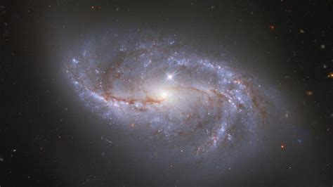 Galaxia espiral barrada 2608 galaxia espiral ngc 1672 es una galaxia espiral barrada ubicada en la constelacion de dorado blog lemari galaxia espiral astronomia ser en realidad una galaxia espiral. 8 Gorgeous Galaxies Shot This Summer By The Hubble Space ...