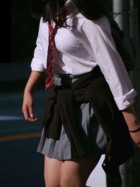 街撮り巨乳JK制服を盛り上げるほどに発育した胸をお持ちのJK画像 ぽろりちゃんねる Fashion School girl