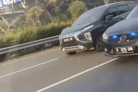 Viral Mobil Mewah Ugal Ugalan Di Tol Jakarta Tangerang Dan Nyalakan