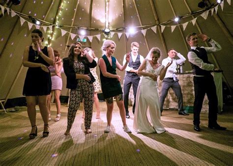 How To Keep Hundreds Of Wedding Guests Entertained · Chicmags