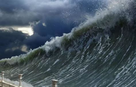 Tsunamis are a natural disaster with devastating effects. Alertan por un posible tsunami en Japón que podría ...