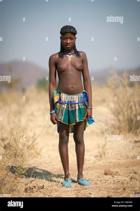 Mucawana Mädchen Mit Dem Namen Capahepe Dorf Von Soba Angola Stockfotografie Alamy