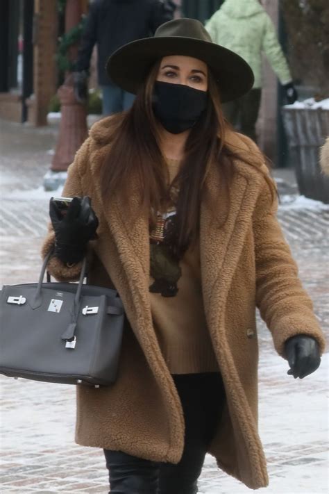 Kyle egan richards was born in los angeles, california to kathleen mary dugan and kenneth edwin richards, a business executive. Kyle Richards Winter Style - Aspen 01/01/2021 • CelebMafia