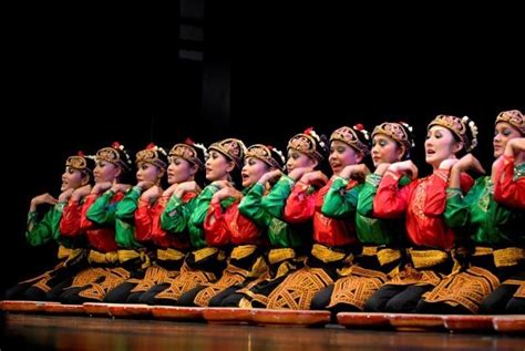 Tari saman merupakan kesenian yang berasal dari suku gayo di aceh, tapi tarian ini tepatnya dikembangkan oleh seorang ulama dari gayo, bernama syekh saman. Mengenal Tari Laweut dari Aceh "Know the Laweut Dance from ...