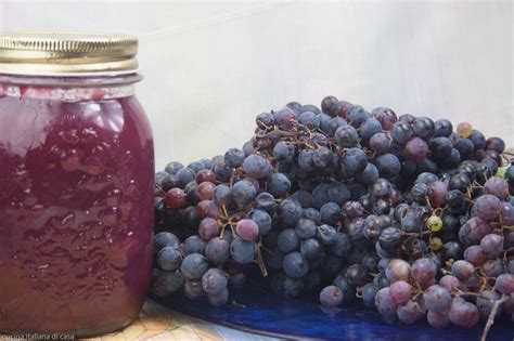 Mescolate la gelatina liquida al succo di fragole al vino e lasciate raffreddare. come fare la gelatina o composta d'uva | Ricette di Cucina