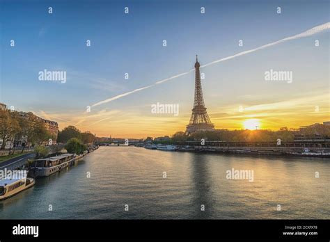 Eiffel Tower And The Seine River Hi Res Stock Photography And Images