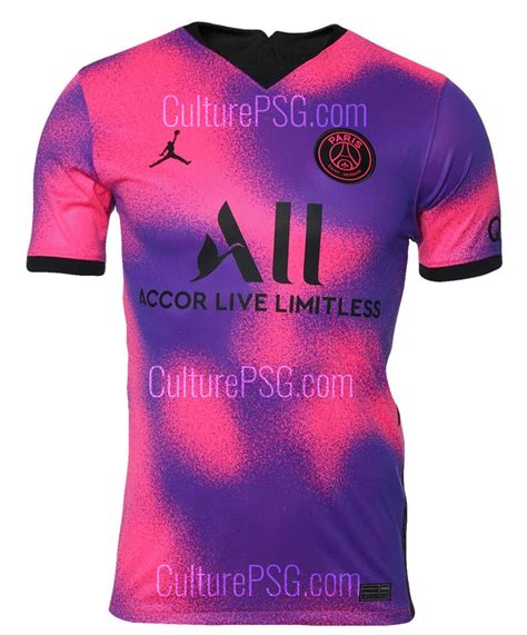 L'écusson du club du psg est brodé sur le coeur. PHOTO. Le 4e maillot du PSG... rose et violet - Kick Football