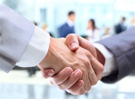 مال كثير، وشجرته رجل غني كثير المال نفاع يلتجئ إليه أعداء الإسلام، وذلك لأن شجرة التين مأوى إذا ظهر التين في المنام للفتاة العزباء فتدل هذه الرؤية علي الخير والمال الكثير وأنها سوف تنعم بالاستقرار وتعيش حياة سعيدة مليئة. ما هو تفسير رؤية الرئيس في المنام والتحدث معه؟ • موقع مصري