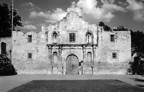 The Alamo Mission San Antonio De By Everett Alamo Alamo San Antonio