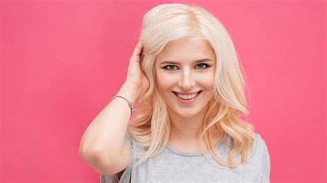 Combine the dyes and developers from both the boxes in a large bowl and mix them thoroughly with your hair coloring brush. Best Blonde Hair Dye - Best Brands, at Home, Box and Drugstore