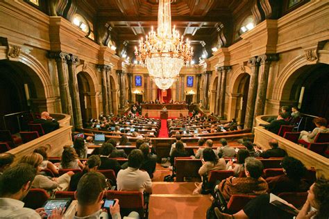 Parlamento é um verbo, presente do indicativo 1a pessoa singular de parlamentar; Parlamento de Cataluña - Wikipedia, la enciclopedia libre