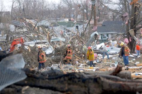 Storms Crumple And Kill In Midwestern States The New York Times