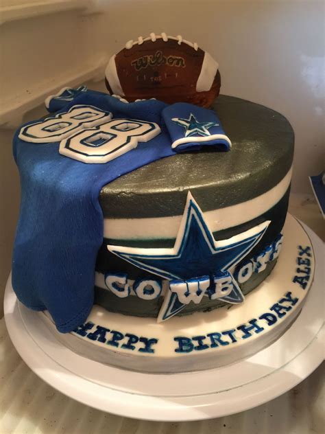 Perfect tools to decorate all your desserts, cakes, cupcakes, cookies, pastry, sugar craft and more, helps you easily decorate cakes for birthdays, weddings and other events. Football Cake by Laylita's Edible Art | Football cake ...