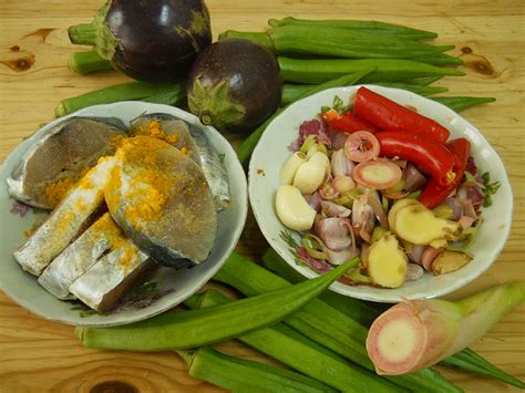 Untukmu yang ingin mencoba memasak gulai ikan tenggiri di rumah, ini dia resepnya. FOOD IDEAS: GULAI IKAN TENGGIRI (MACKEREL) DAN UDANG (PRAWNS)