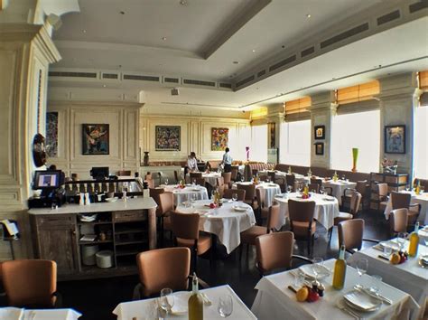 Le décor des restaurants, diasporas indiennes dans la ville. La Petite Maison - Restaurant in Dubai