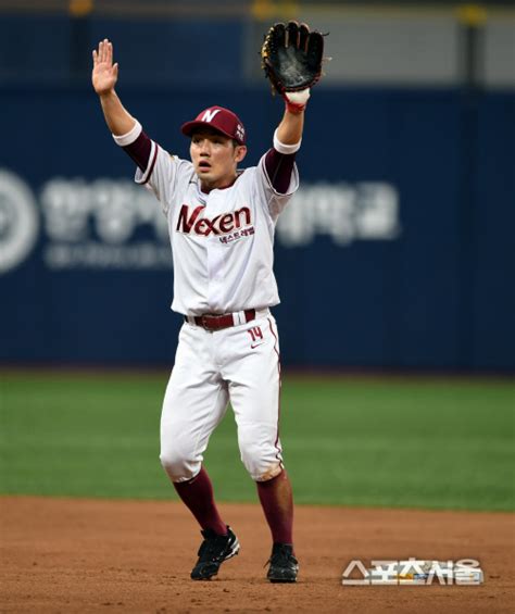 6월에도 4할대 타율을 유지하면서 4할 타자에 대한 기대감도 여전하다. 스포츠서울 - 서건창 '던지지마!'SS포토