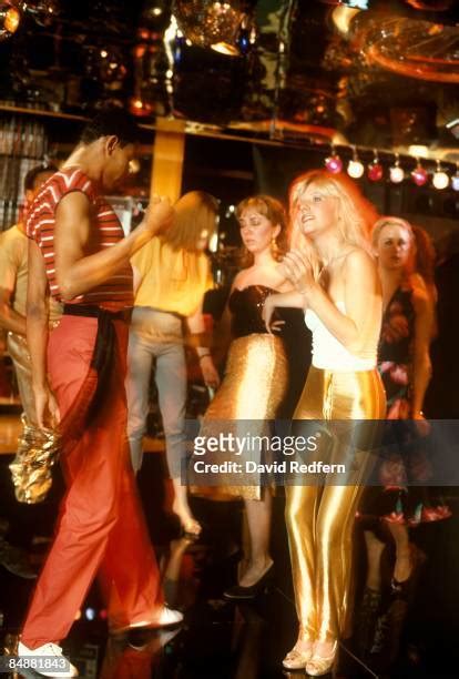 29 stunning photos of dancefloor styles that defined the 70s disco fashion vintage everyday