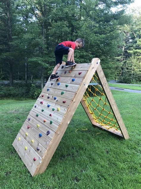 Le mur d'escalade offre aux enfants l'occasion de profiter ...