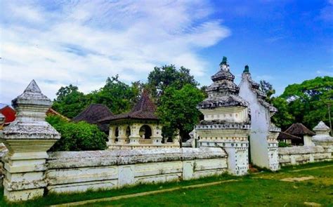 10 Tempat Wisata Sejarah Peninggalan Kerajaan Cirebon