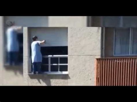 Un poyete sin embargo, siempre lo he aplicado al saliente de las ventanas, donde te apoyas cuando te asomas por una ventana. Señora Mayor Limpia sus Ventanas de Forma muy Peculiar ...