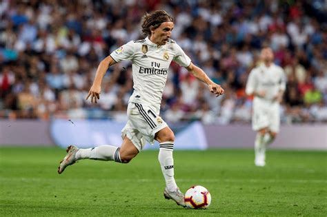 Modric man marked messi, robbed the ball from mesdi, make a dribble through the left half space before getting foul. Luka Modric Wins Ballon d'Or, Ending Decade of Ronaldo and ...