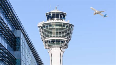 Enaire convoca plazas de controlador aéreo sueldos a partir de euros