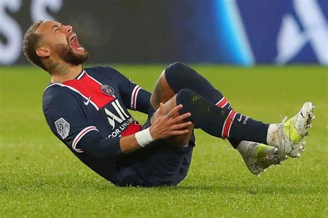 Neymar Stretchered Off Injured As Psg Loses To Lyon The Seattle Times