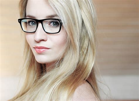 vorschlagen senf weise schwarze brille zu blonden haaren dunkelheit falsch fett