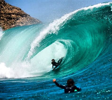 Bodyboarding And Catching A Barrel Of A 6 10 Feet Wave Big Wave Surfing Surfing Waves