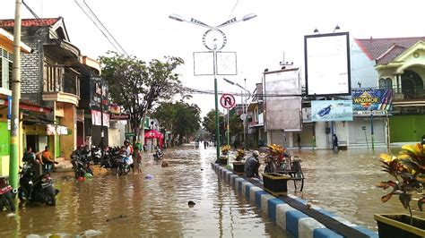 Banjir merupakan istilah yang sangat akrab sekali di telinga masyarakat kota sampang, madura. Pemprov Siapkan Tiga Dapur Umum untuk Korban Banjir ...