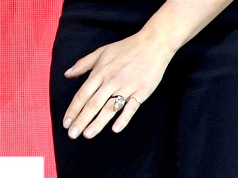 Scarlett johansson's engagement ring is one of the chicest we've ever seen. Scarlett Johansson debuts massive engagement ring | Canada.Com