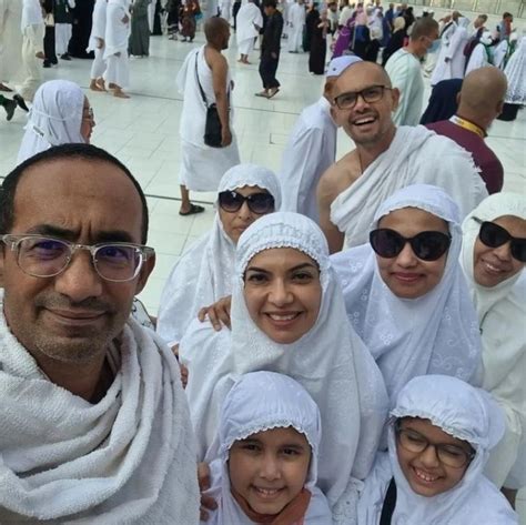 Adem 7 Potret Najwa Shihab Umrah Bareng Suami Dan Keluarga Dipuji Makin Cantik Foto 1