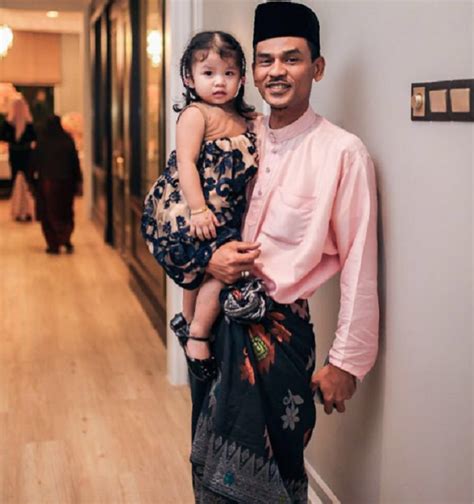 Kenagan bersama isteri yg ke sayang pi tengok bolapic.twitter.com/pl46s2qj9v. Inilah Wajah Isteri Lan Pet Pet dan Anak Perempuannya Yang ...