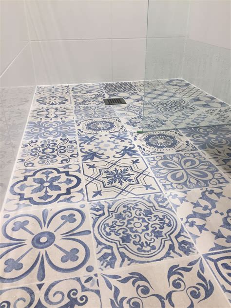 pin by shirley on baños de estilo rústico in 2022 trendy bathroom tiles patterned bathroom