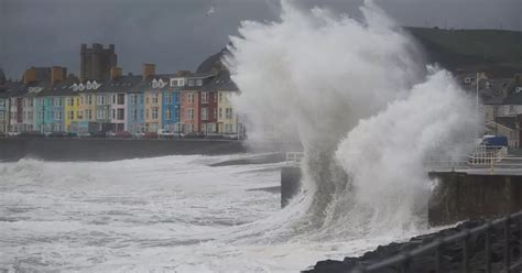 Uk Weather Brace Yourself For 70mph Gales And Four Inches Of Snow As