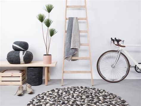 Ein runder teppich setzt stilvolle akzente am boden. Filzkugel Teppich rund 140 cm myfelt Lotte | Lotte bunt ...