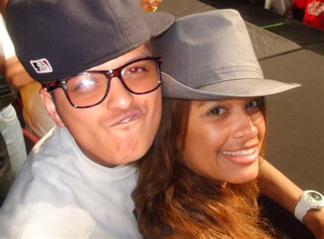 Hastighet dating överland park ks. Bruno Mars and Rocsi Have Been Dating for Months?
