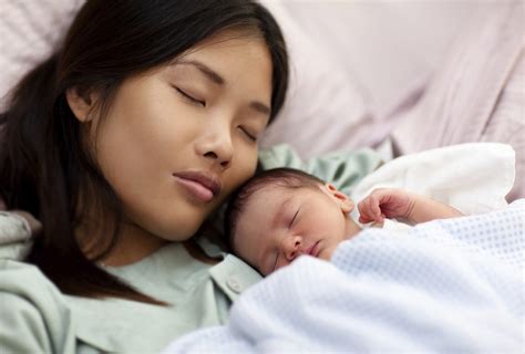 Ternyata ini 5 sebab bayi malas menyusu. Kenapa 'Breastsleeping' Boleh Jadi Penyelamat Pada Ibu ...